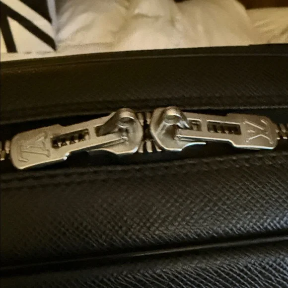 Louis Vuitton Taiga Helena 1 Poche Black Travel Bag - Picture 3 of 8